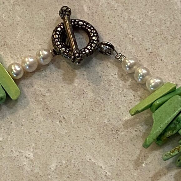 Dyed Howlite stone necklace with pearls - Picture 3 of 3